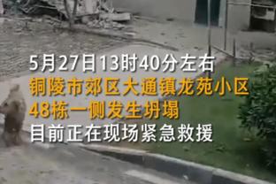 太酷了吧！詹姆斯-约翰逊上身罗斯主题连帽衫致敬后者？！